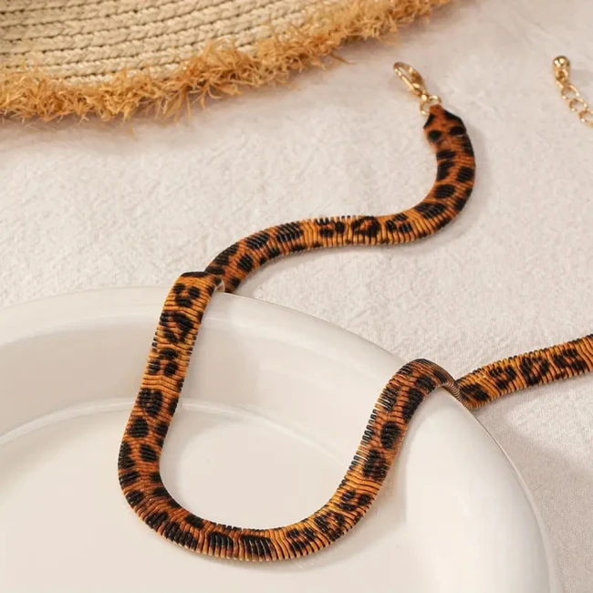 намисто з леопардовим принтом,