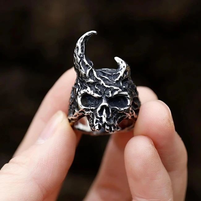 перстень череп з рогами