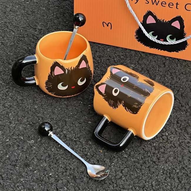 набір чашок з ложками