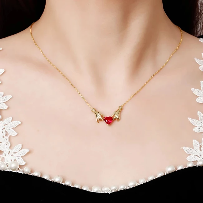 кулон серце в руках