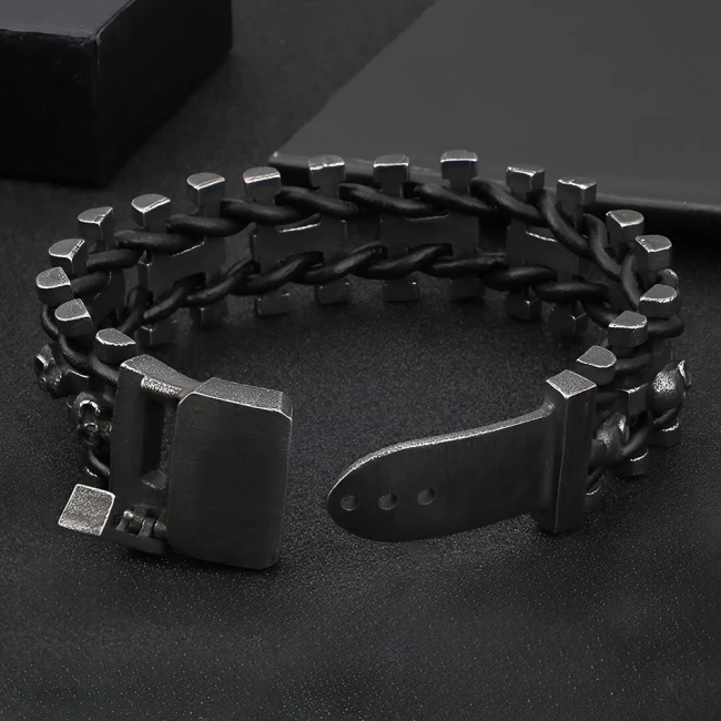 браслет с черепами