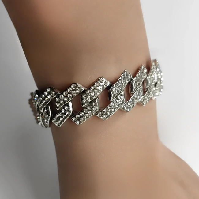 браслет со стразами