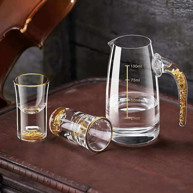 графин з позолотою