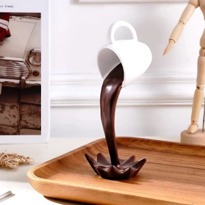 Фигурка парящая чашка с выливающимся кофе парящая чашка