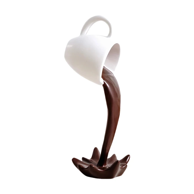 чашка з кавою що виливається