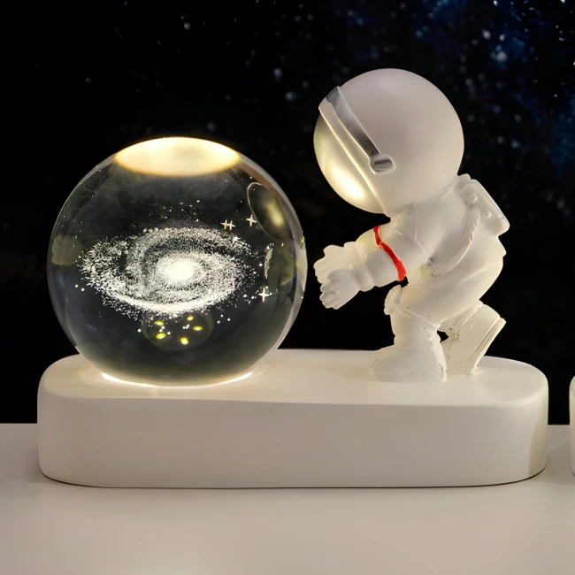 ночник с космонавтом