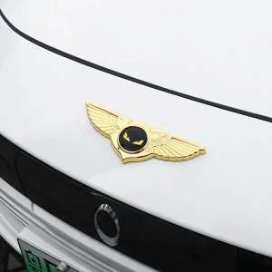 Об'ємна наклейка на авто з оченятами і крилами об'ємна наклейка на авто