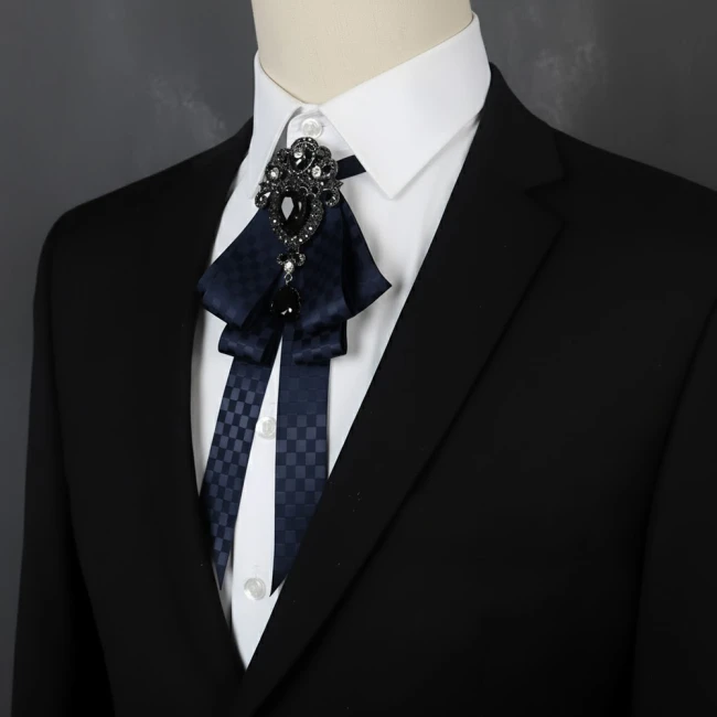 галстук с брошью