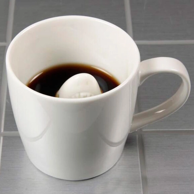 керамічна чашка з акулою на дні