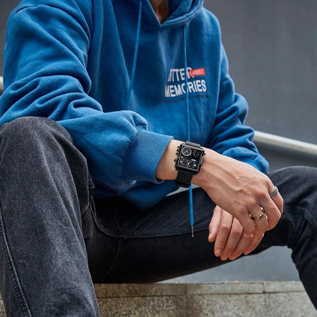 годинник на руку з великим циферблатом