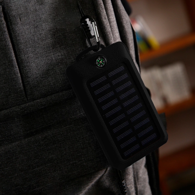 power bank з ліхтариком та сонячною батареєю