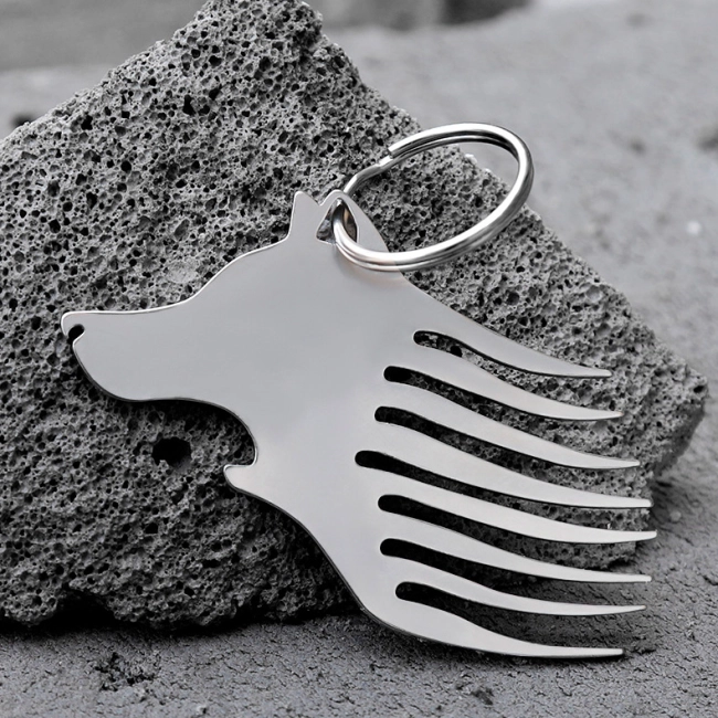 брелок у вигляді вовка з гребінцем