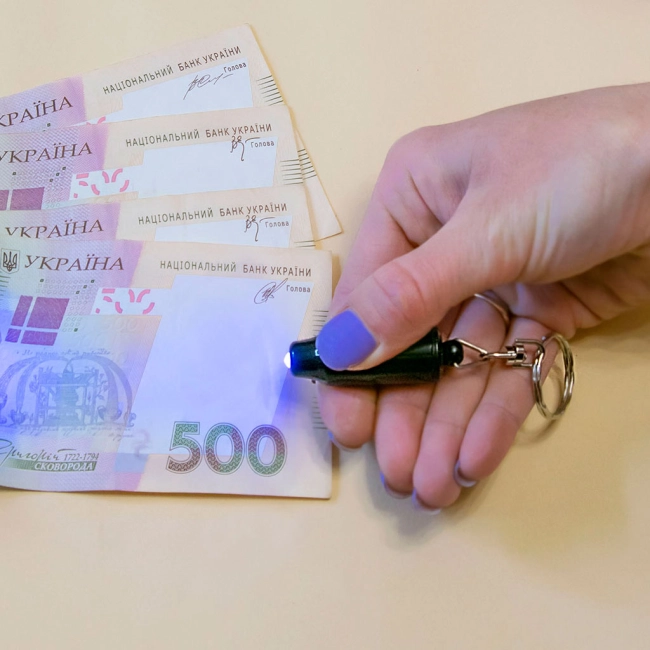 ліхтарик ультрафіолетовий для перевірки купюр