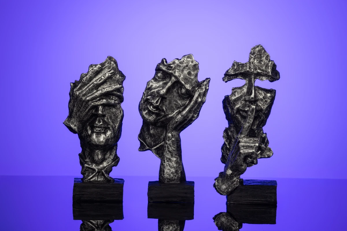 Три декоративні статуетки з обличчями