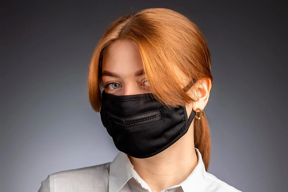 Защитная маска с замком-молнией на рту
